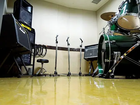 ドリームスタジオ：ドラムとアンプのある練習室