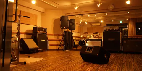 イーストマウンテンスタジオ：アンプとスピーカーのある練習室