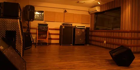 イーストマウンテンスタジオ：アンプとスピーカーのある練習室