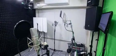 映音空間 渋谷スタジオ：マイクと吸音パネルのある録音ブース