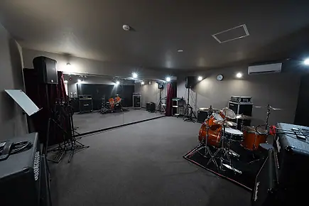 高松ELEVEN STUDIO:ドラムとアンプのある練習室