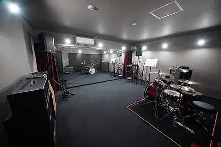 高松ELEVEN STUDIO:ドラムとアンプのある練習室