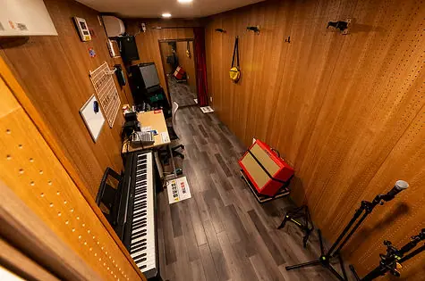 ElevenGuitars 草津新浜（無人会員制音楽スタジオ）：キーボードとアンプのある木張りの練習室