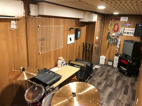 ElevenGuitars 草津新浜（無人会員制音楽スタジオ）：ドラムとアンプのある木張りの練習室