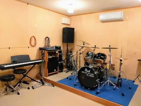 Sound Studio Elysian（サウンドスタジオ エリシアン）（ドラムとキーボードのある練習室）