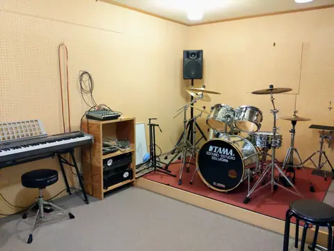 Sound Studio Elysian(サウンドスタジオ エリシアン):ドラムとキーボードのある練習室