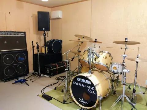 Sound Studio Elysian(サウンドスタジオ エリシアン):ドラムセットとアンプのある練習室