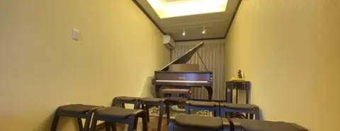Ema-Rental Studio（エマスタ）：グランドピアノと椅子のある細長い部屋