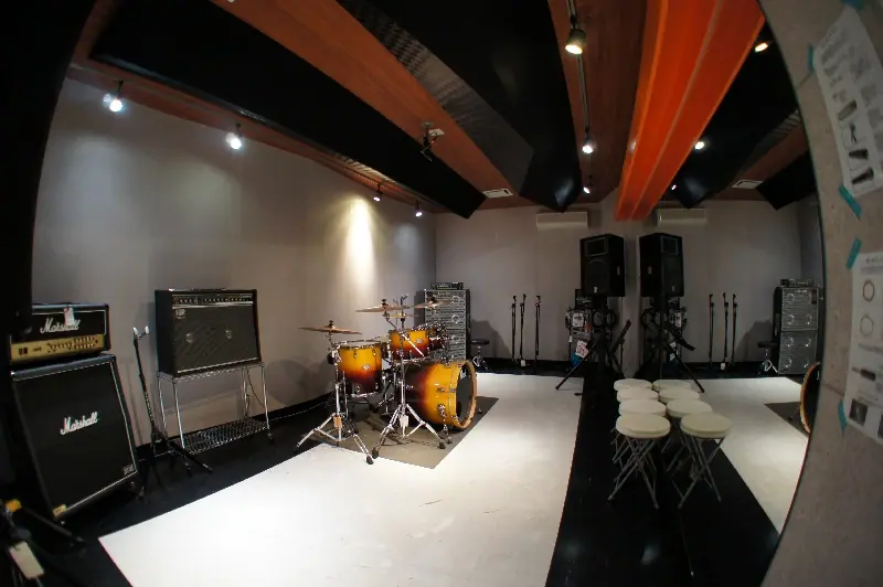 sound studio EMERGENCY（ドラムとアンプのある練習室）