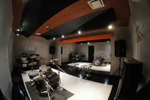 sound studio EMERGENCY：ドラムとアンプのある練習室