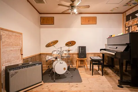 エノトン赤坂スタジオ（ENOTN Akasaka Studio）：ドラム・アップライトピアノ・アンプのある部屋