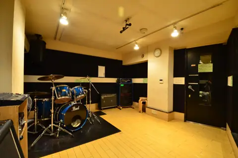 ミュージックスタジオ ensemble（アンサンブル）：ドラムとアンプのある部屋