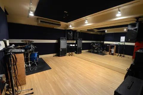ミュージックスタジオ ensemble（アンサンブル）：ドラムとアンプのある部屋