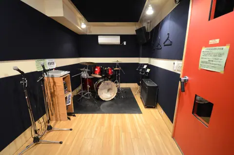 ミュージックスタジオ ensemble（アンサンブル）：ドラムとマイクスタンドのある部屋