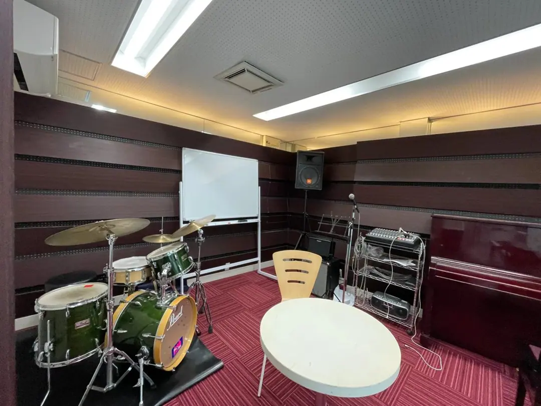 studio ergo（ドラムとホワイトボードのある部屋）