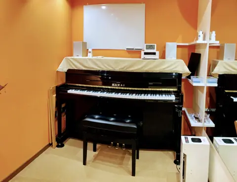 エスポワール音楽スタジオ福岡天神（アップライトピアノのある部屋）