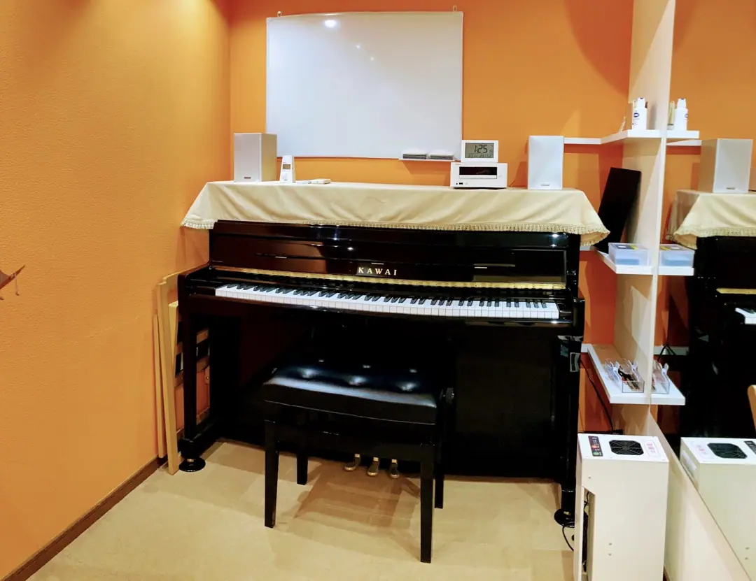エスポワール音楽スタジオ福岡天神（アップライトピアノのある部屋）