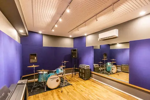 Sound Studio EveryOne's（サウンドスタジオ エブリワンズ）（スタジオの室内（ドラム・アンプ））