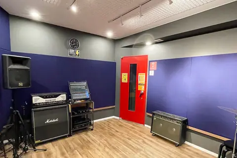 Sound Studio EveryOne's（サウンドスタジオ エブリワンズ）：スタジオの室内（アンプ・PA）