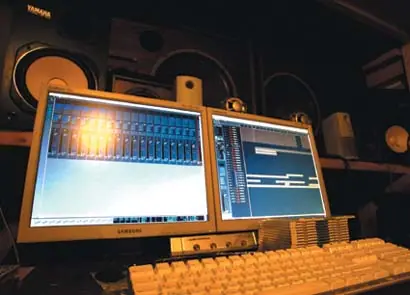 field STUDIO（モニターとスピーカーのある制作機材）