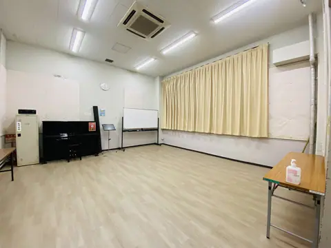 フィッシュダンス音楽練習場（Fish Dance Music Place）：スタジオの室内（アップライトピアノ）
