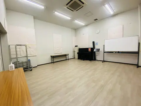 フィッシュダンス音楽練習場（Fish Dance Music Place）：スタジオの室内（アップライトピアノ・ホワイトボード）