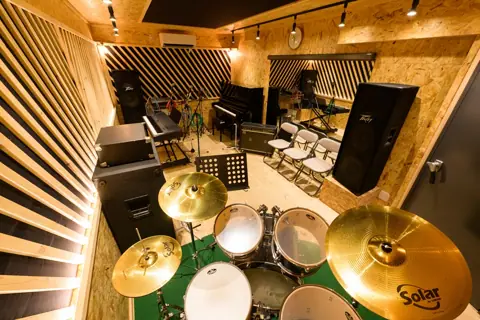 Forte music studio(フォルテ・ミュージックスタジオ)(スタジオの室内(ドラム・アンプ・ピアノ))