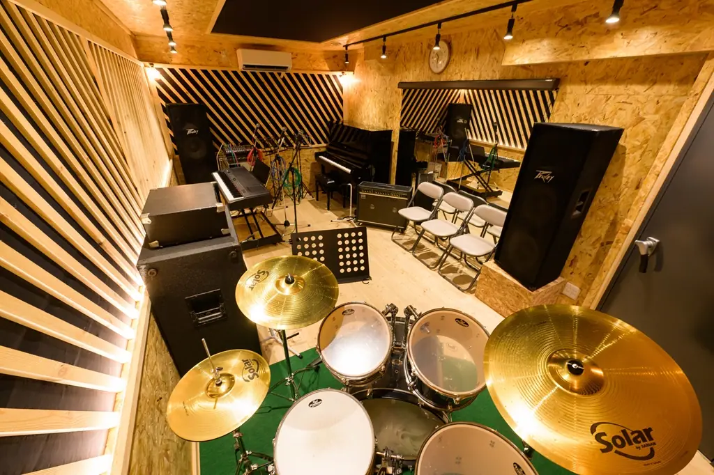 Forte music studio（フォルテ・ミュージックスタジオ）（スタジオの室内（ドラム・アンプ・ピアノ））