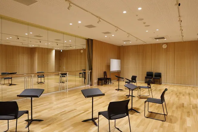 府中の森芸術劇場分館（鏡と譜面台のある木張りの部屋）