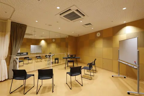 府中の森芸術劇場分館：譜面台と椅子のある部屋