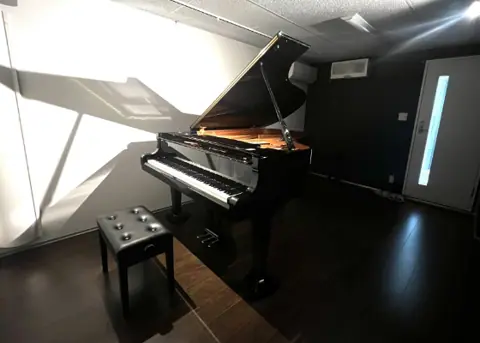 深草ピアノスタジオ：グランドピアノのある部屋