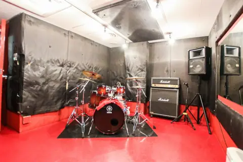 福山Cable スタジオ(ドラムとマーシャルアンプのある練習室)