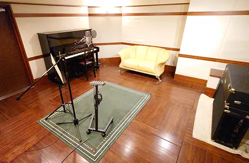 THE BASEMENT of Funky Jam（ピアノとマイクスタンドのある録音室）