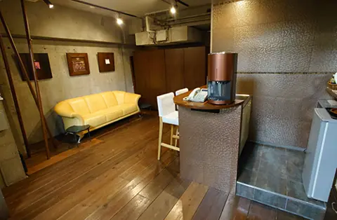 THE BASEMENT of Funky Jam：ソファのあるロビー