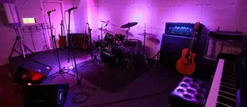 G5 Music Studio:ドラム・キーボード・ギターのある練習室