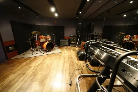 GAMP SOUND STUDIO（ドラムとアンプのある練習室）