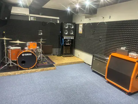 gasso music studio（楽奏）：ドラムとアンプのある練習室