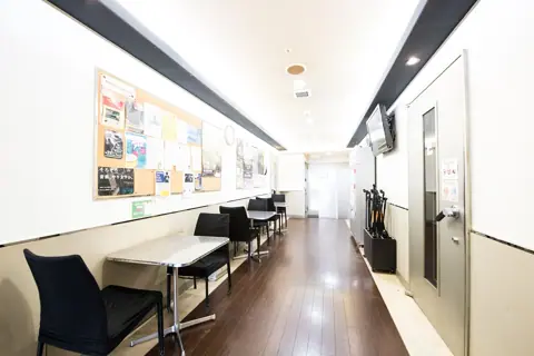 ゲートウェイスタジオ 池袋北口店/5F：廊下の待合スペース