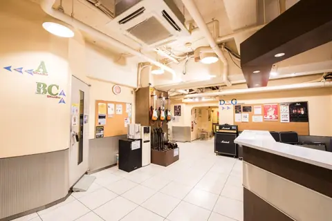 ゲートウェイスタジオ 大宮店：受付と機材の並ぶロビー