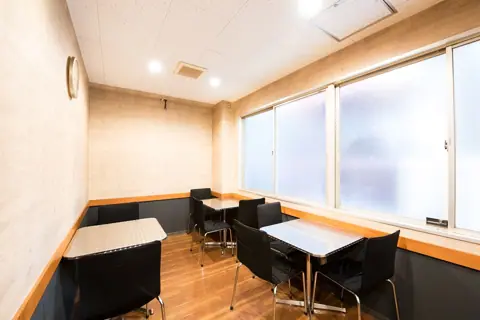 ゲートウェイスタジオ 高田馬場3号店：窓際のテーブル席