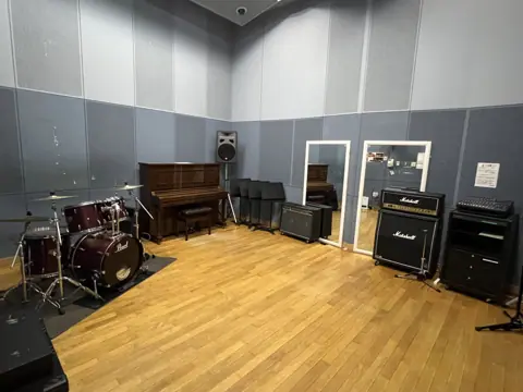 大阪市立芸術創造館 音楽練習室（ドラム・ピアノ・アンプのある音楽室）
