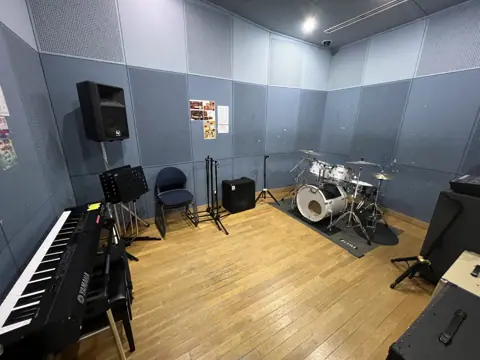 大阪市立芸術創造館 音楽練習室：ドラム・キーボードのある音楽室