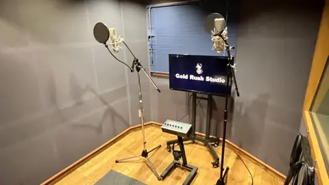 Gold Rush Studio（マイクを立てたボーカルブース）