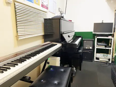 グッドタイム レンタルスタジオ：室内（電子ピアノ・アップライトピアノ）