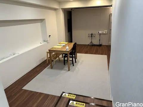 レンタルピアノスタジオ GranPiano 船橋店：防音室手前の休憩スペース