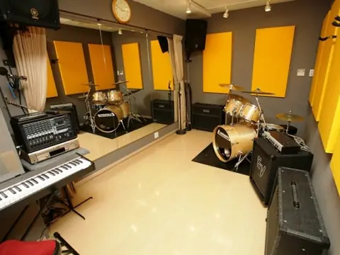 STUDIO GROOVE 相模大野：ドラムとキーボード、アンプのある部屋
