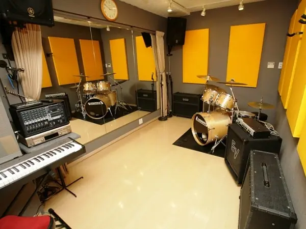 STUDIO GROOVE 相模大野（ドラムとキーボード、アンプのある部屋）