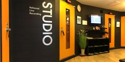 STUDIO GROOVE 相模大野：入口の通路とスタジオ扉