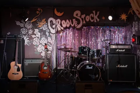 GrooveStock レンタルスタジオ(ステージ(ドラム・アンプ))