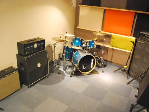 grun studio〈グランスタジオ〉（ドラムとアンプのある練習室）